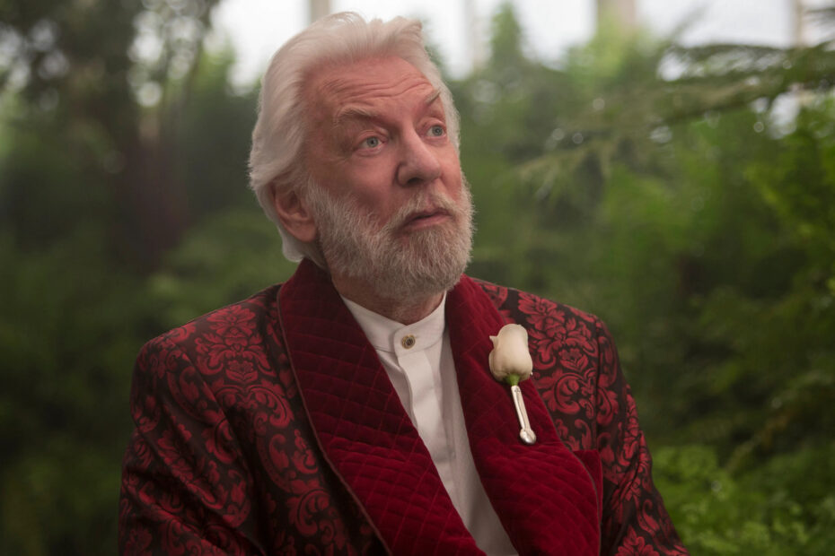 Donald Sutherland escreve emocionante carta sobre sua perspectiva do filme Jogos Vorazes Donald Sutherland escreveu uma carta perfeita para trazer uma nova perspectiva aos filmes Jogos Vorazes