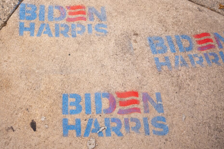 O presidente dos Estados Unidos, Joe Biden, está buscando estratégias para se manter como o favorito na próxima eleição presidencial após o debate. Segundo um artigo no Deadline, Biden está trabalhando duro para garantir sua vitória em 2024. Estratégias para Joe Biden reconquistar doadores de Hollywood e mostrar competência no cargo.