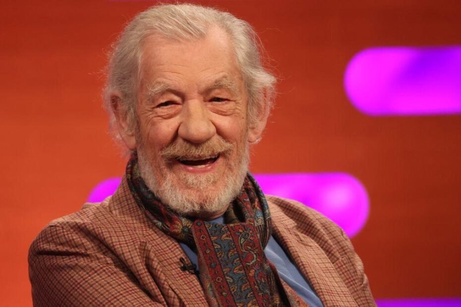 Ian McKellen internado após cair do palco durante peça