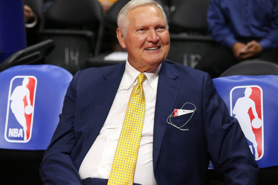 O lendário ex-jogador da NBA, Jerry West, faleceu aos 82 anos, de acordo com um obituário publicado recentemente. West, que também é conhecido como "The Logo", devido à sua imagem icônica que se tornou o logotipo da NBA, conquistou muitos títulos e deixou um legado duradouro no mundo do basquete. Jerry West, lenda da NBA, falece aos 86 anos: 'A personificação da excelência no basquete'