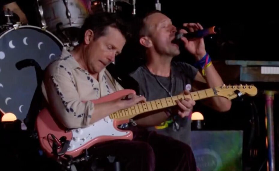 Michael J. Fox emociona em seu retorno ao palco com Coldplay (VÍDEO)