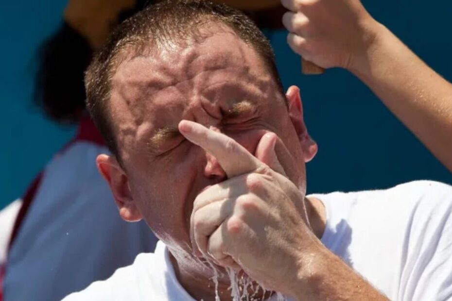 Joey Chestnut é um nome bem conhecido no mundo das competições de comida. No dia 4 de julho, ele surpreendeu a todos ao estabelecer um novo recorde no tradicional concurso anual de comer cachorros-quentes em Coney Island, Nova York. Chestnut devorou incríveis 76 cachorros-quentes em apenas 10 minutos, quebrando seu próprio recorde anterior de 75. Netflix anuncia Especial ao Vivo de Rixa Inacabada entre Chestnut e Kobayashi