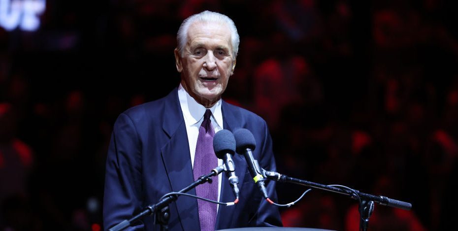 Pat Riley elogiou Jerry West por suas contribuições para o basquete americano. Em uma recente entrevista, Riley destacou a importância de West como jogador e executivo. Pat Riley elogia o amigo de longa data e colega Jerry West, que o nomeou treinador principal dos Lakers.
