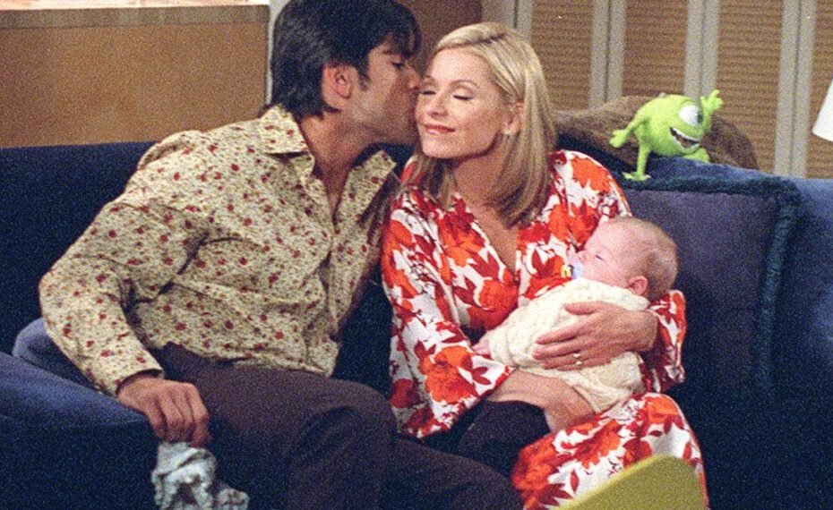 Reencontro emocionante: Kelly Ripa e Mark Consuelos se reencontram com bebê de 'All My Children' (VÍDEO)