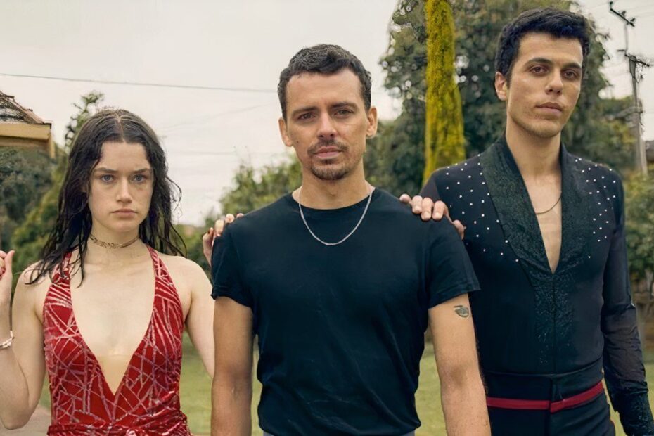 Se você é fã de "Fleabag", uma ótima notícia: o filme "Of an Age", dirigido por Goran Stolevski, está disponível no Peacock e tem muito em comum com a série tão amada. Assim como em "Fleabag", "Of an Age" é uma trágica e cômica história de amor, repleta de diálogos inteligentes e uma trama peculiar que cativa o espectador. Uma História de Amor Tragicômica e Esperta.
