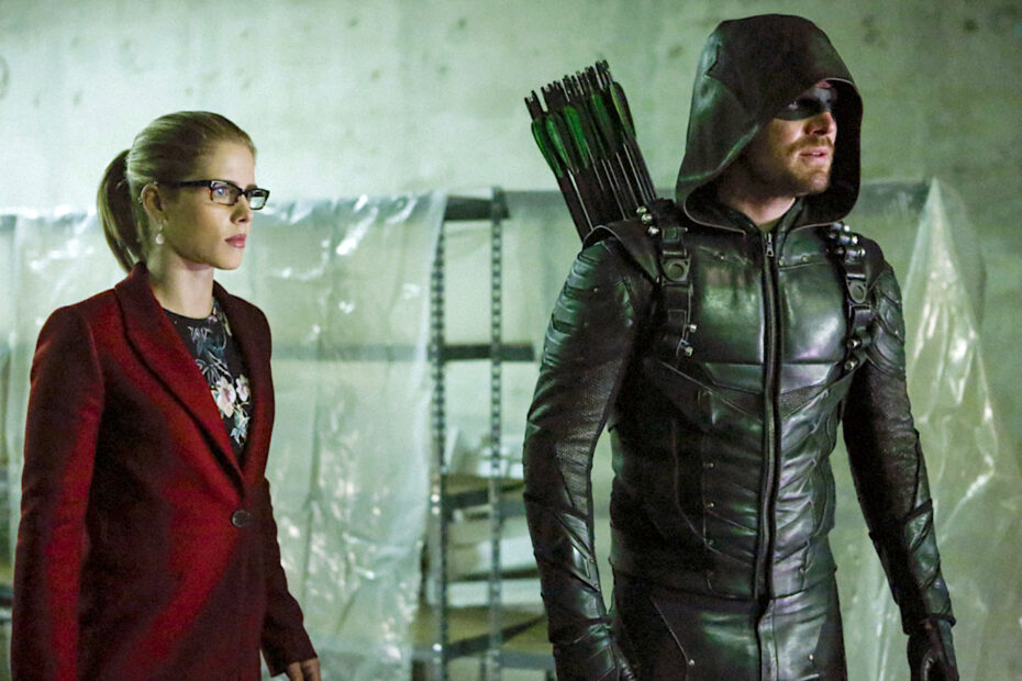 A série Arrow salvou o canal CW quando estreou em 2012. Em uma entrevista com Marc Guggenheim, um dos produtores-executivo da série, ele revelou como a produção conseguiu trazer uma nova audiência para a emissora. Aviso sobre o futuro da CW dependia do sucesso de 'Arrow'.