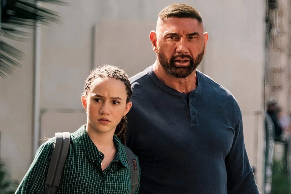 Dave Bautista escapa de facada no rosto em 'My Spy: A Cidade Eterna' clipe exclusivo.