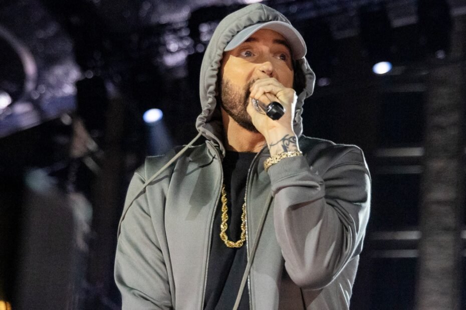 Eminem destrona Taylor Swift no topo das paradas após três meses