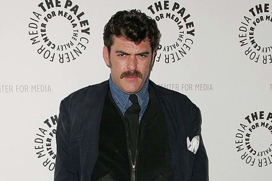 Jay Johnston, ator de Bob's Burgers, se declarou culpado por seu envolvimento na invasão ao Capitólio ocorrida em 6 de janeiro de 2021. Johnston, que empresta sua voz a personagens como Jimmy Pesto e Andy Pesto na série animada Bob's Burgers, confessou seu papel no ato de violência que aconteceu em Washington, D.C. Estrela de Bob's Burgers, Jay Johnston, se declara culpado por envolvimento nos protestos no Capitólio em 6 de janeiro