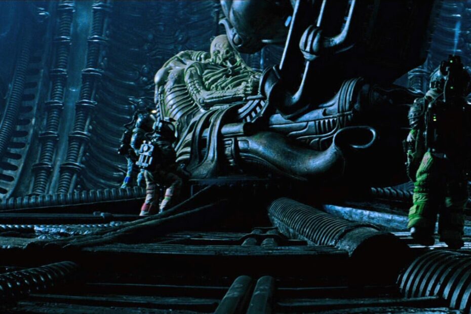 A série de TV de Alien, o clássico filme de ficção científica, está em desenvolvimento no FX. Sandra Yi Sencindiver, chefe de dramaturgia da emissora, falou recentemente sobre o andamento do projeto.
Sandra Yi Sencindiver revelou que a produção da série está progredindo, mas admitiu que ainda há muito trabalho a ser feito antes que ela chegue às telas. Ela disse: "Estamos em desenvolvimento. Ainda estamos no início, mas estamos progredindo muito bem. É uma prioridade para a emissora, pois sabemos que os fãs estão ansiosos para vê-la".
Embora não tenha havido muitos detalhes divulgados sobre a série de TV de Alien, a expectativa é de que ela seja um reboot do filme original de 1979, dirigido por Ridley Scott. A produção também deve explorar novas histórias e personagens dentro do universo Alien.
O filme original é um clássico do gênero, com uma atmosfera tensa e uma mistura de horror e ficção científica. Ele segue a tripulação da nave espacial Nostromo, que descobre uma forma de vida alienígena mortal a bordo da nave.
O universo Alien inclui vários filmes, como Aliens - O Resgate (1986), Alien³ (1992) e Alien: A Ressurreição (1997), além de prequels como Prometheus (2012) e Alien: Covenant (2017).
A série de TV de Alien ainda não tem data de estreia definida, mas os fãs já estão ansiosos para ver como a história será adaptada para o formato de episódios de TV. Enquanto aguardamos mais informações, certamente podemos esperar por muitos momentos tensos e aterrorizantes na nova produção da franquia Alien. Estrela de série de TV alienígena sugere que o programa vai agradar aos fãs dos filmes originais