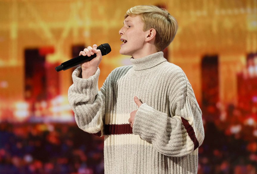 Garoto de 14 anos arrasa e conquista o botão dourado com performance incrível de "You Don't Own Me" no AGT