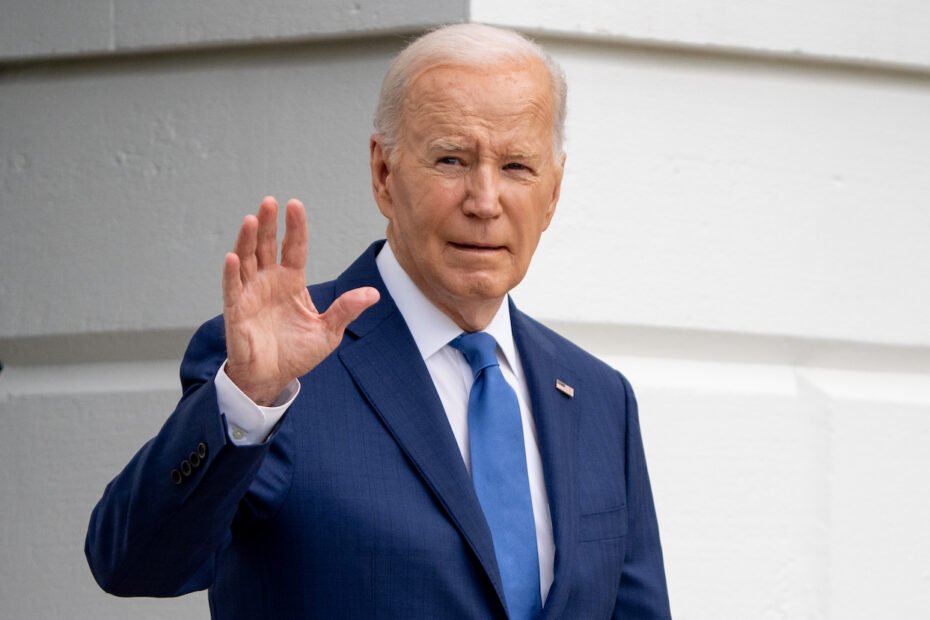 Joe Biden desiste da corrida presidencial e apoia Kamala Harris como candidata democrata