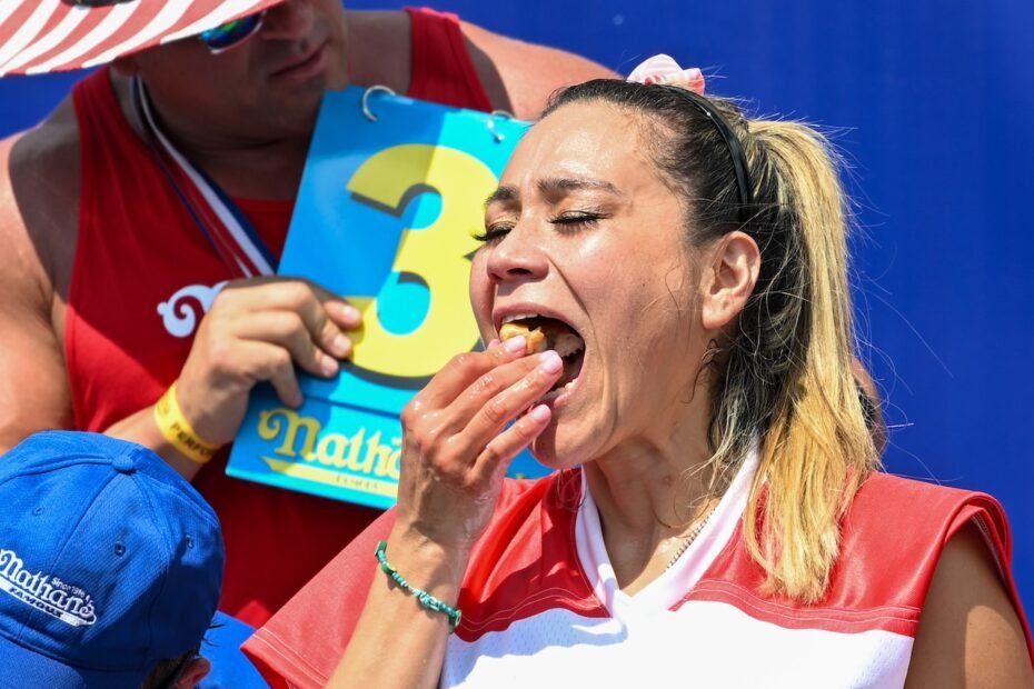 "Nathan's Famous Hot Dog Eating Contest 2024: Como assistir a competição online"