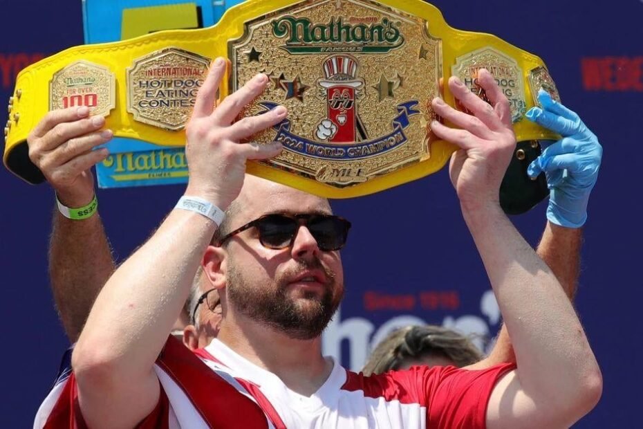 Novo campeão é coroado no Concurso de Comer Cachorros-Quentes de Nathan após 9 anos