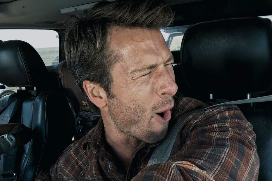 "Twisters" é um emocionante thriller de ação dirigido por Joseph Kosinski e estrelado por Glen Powell. Com efeitos especiais impressionantes e uma narrativa envolvente, o filme promete cativar o público com suas reviravoltas e adrenalina. Não perca a estreia em 2022! O Charme e o Terror de 'Twisters' na Sequência com Glen Powell