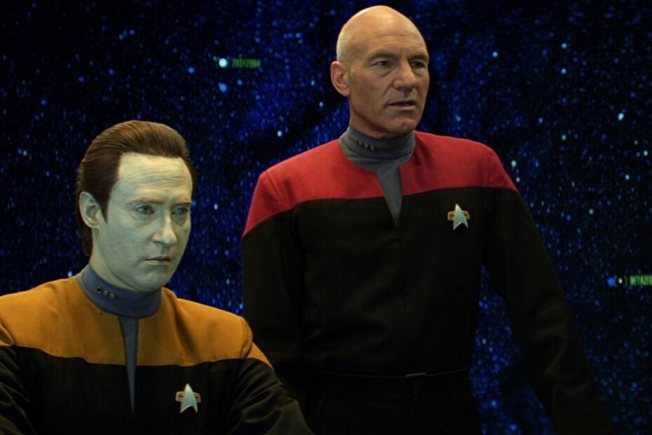 "Star Trek: Generations" é o sétimo filme da icônica franquia "Star Trek" e o primeiro a apresentar a tripulação da série de TV "Star Trek: The Next Generation" (Jornada nas Estrelas: A Nova Geração) juntamente com os personagens clássicos da série original. O filme estreou nos cinemas em 1994 e foi dirigido por David Carson, com um roteiro escrito por Ronald D. Moore e Brannon Braga. Os Desafios do Franchise em Star Trek Generations