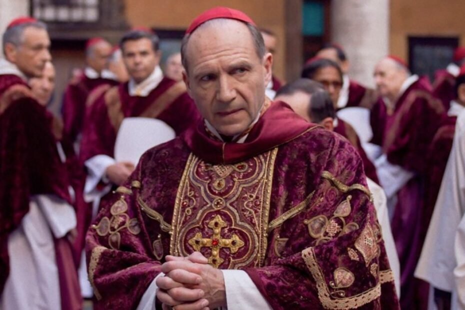 Ralph Fiennes descobre conspiração no Vaticano em novo trailer de 'Conclave'