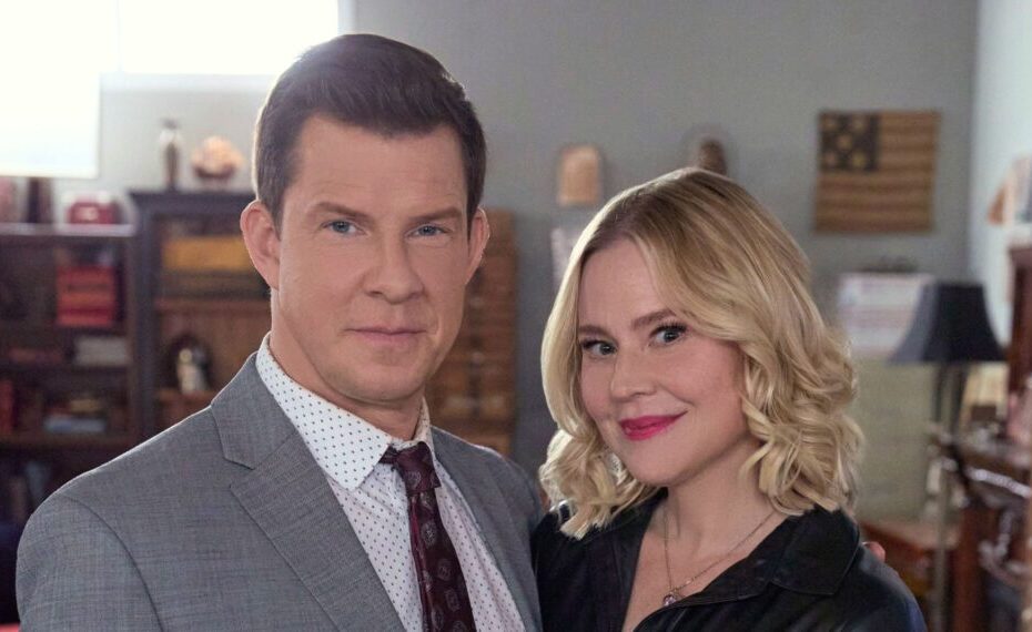 A série "Signed, Sealed, Delivered" está retornando com um novo filme no Hallmark Channel.
O elenco original estará de volta para "Signed, Sealed, Delivered: The Vows We Have Made", incluindo Eric Mabius, Kristin Booth, Crystal Lowe e Geoff Gustafson. O filme estreará no Hallmark Channel no dia 20 de fevereiro, às 8h/7h central.
A série gira em torno de um grupo de funcionários dos Correios que se dedicam a entregar cartas perdidas ou mal endereçadas, tentando reunir os destinatários com seus remetentes. Cada episódio tem uma história emocionante e tocante, mostrando como as palavras escritas podem afetar nossas vidas.
"Signed, Sealed, Delivered: The Vows We Have Made" acompanhará a equipe enquanto eles trabalham para entregar uma carta de casamento muito especial e descobrem segredos que podem mudar a vida de todos para sempre. A história promete romance, mistério e emoção, agora combinados com o contexto de um casamento.
A série "Signed, Sealed, Delivered" já foi uma série de TV popular, e agora continua com filmes periodicamente no Hallmark Channel. Os fãs da série podem esperar a mesma atmosfera cativante e personagens adoráveis em "The Vows We Have Made". Retorno confirmado! Todos os Postais estão de volta para o 14º Mistério da Hallmark?
