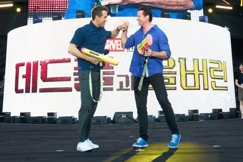 Ryan Reynolds e Hugh Jackman batalham com pistolas d'água no Festival Waterbomb.