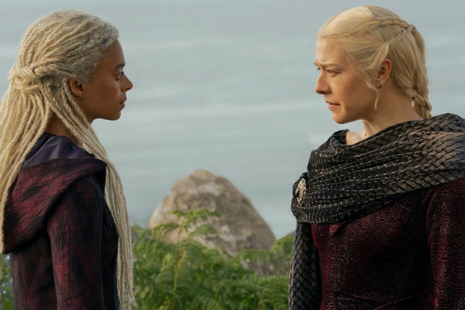 Na terceira episódio da segunda temporada de 'House of the Dragon', muitas informações foram reveladas ao público. Desde testemunhar a maldição de Harrenhal em pleno efeito sobre Daemon até Rhaenyra confrontando Alicent, o episódio fez referências a vários eventos do passado. Mas um momento em particular deixou os fãs mais atentos de 'Game of Thrones' empolgados, e, pela primeira vez, a teoria deles está correta! A cena em que Rhaenyra Targaryen (interpretada por Emma D'Arcy) envia seus filhos mais novos para o Vale em busca de segurança apresenta o maior "easter egg" da série original até então. São mesmo os ovos de Daenerys no novo episódio de 'House of the Dragon' Temporada 2