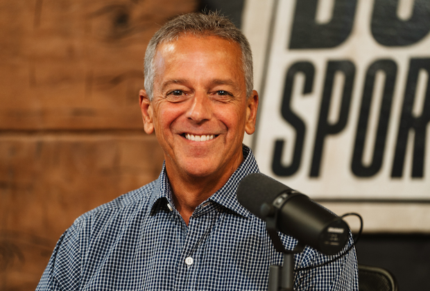 Thom Brennaman se junta à equipe de transmissão de futebol universitário da CW, 4 anos após escândalo de insulto homofóbico.