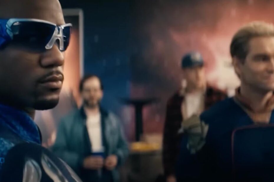 "The Boys" aborda a ausência de A-Train na 5ª temporada. Após a estreia da quarta temporada de "The Boys", os fãs notaram a ausência de A-Train, interpretado por Jessie T. Usher, na nova temporada da popular série da Amazon Prime Video. A-Train é um dos personagens principais da trama, um super-herói ultrarrápido e membro do grupo conhecido como "Os Sete". Sua ausência gerou especulações sobre o destino do personagem. A Ausência de A-Train é Abordada pelos Garotos na 5ª Temporada
