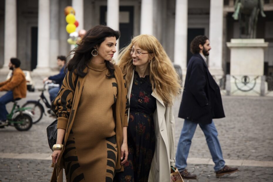 A HBO divulgou o trailer e a data de estreia da quarta e última temporada da série "My Brilliant Friend". Baseada nos livros de Elena Ferrante, a produção conta a história das amigas Lila e Elena ao longo de suas vidas, desde a infância até a idade adulta. Amiga Genial: Elena enfrenta seu passado (e Lila) no trailer final da temporada - Assista
