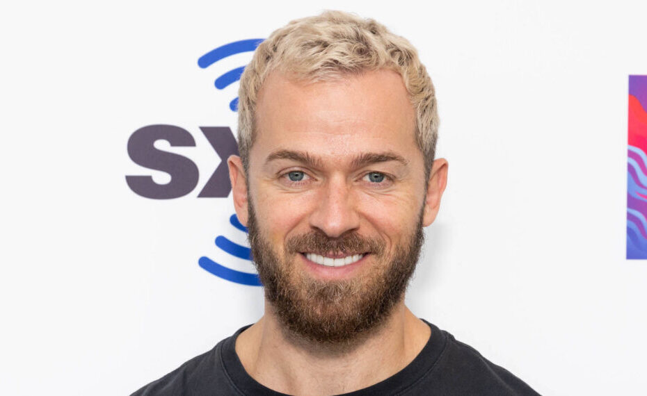 Artem Chigvintsev, dançarino profissional do programa "Dancing With the Stars", não estava previsto para participar da 33ª temporada do reality show de dança antes de ser preso por agressão física a uma cônjuge na quinta-feira, 29 de agosto de 2024. Artem Chigvintsev não retornará ao programa após polêmica