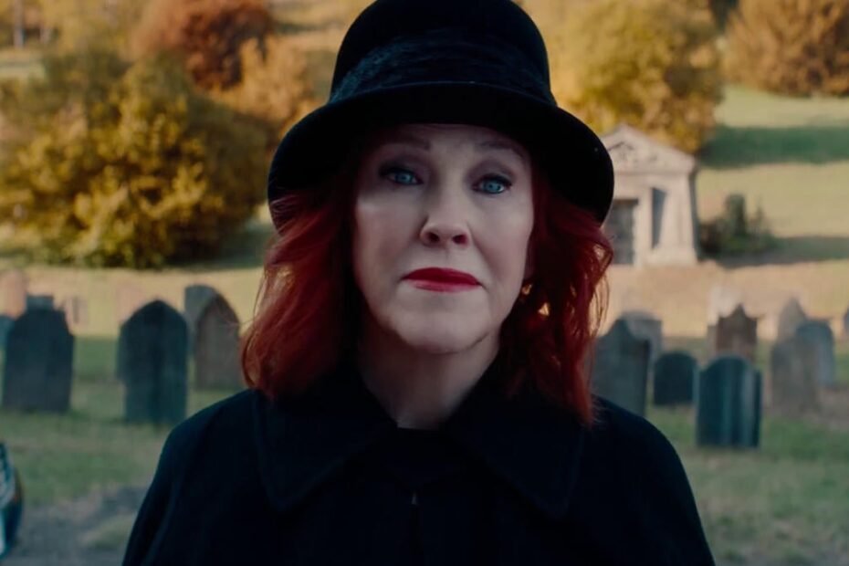 Catherine O'Hara revela como assistir ao filme original de Beetlejuice influenciou a sequência