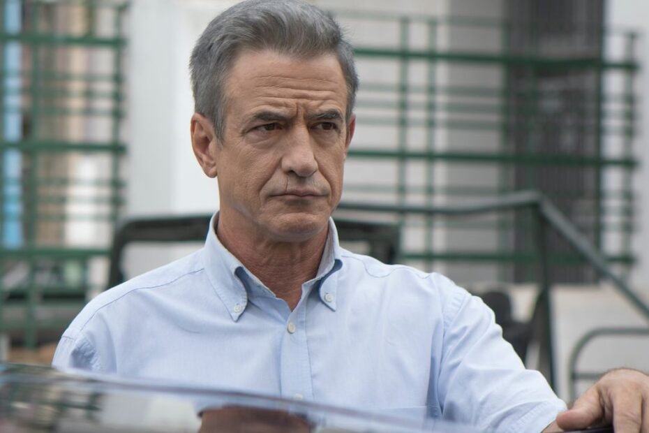 Dermot Mulroney revela detalhes do novo chefe de 'Chicago Fire' em primeiras imagens.