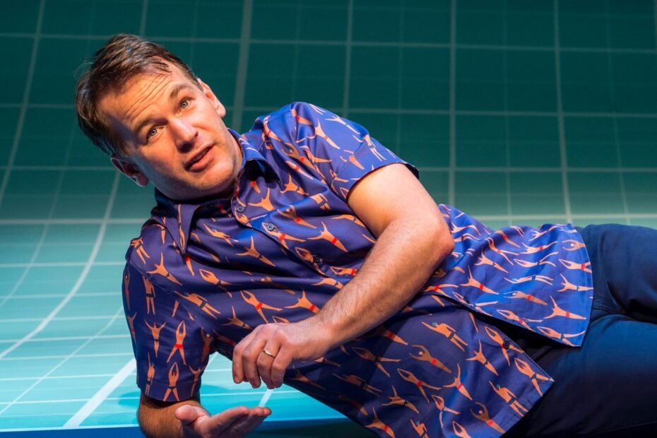 Mike Birbiglia revela novo projeto "Na Linha de 'Não Pense Duas Vezes': A Gênese de 'O Velho e a Piscina' e Por Que Ele Não Está Procurando por uma Sitcom"