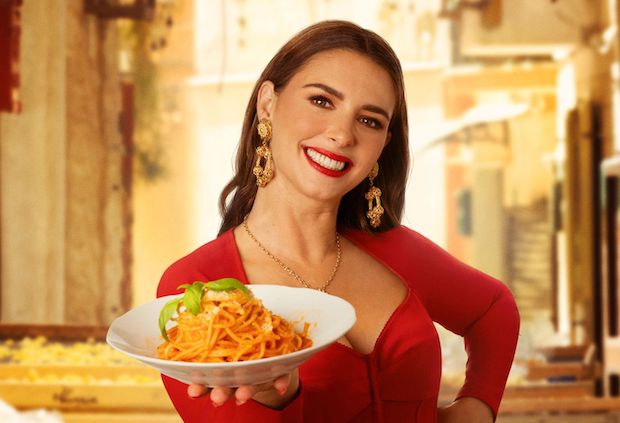 Pasta Queen é uma nova série de comédia da Amazon que está prevista para ser lançada em breve. A série é baseada na história real de Nadia Caterina Munno, uma mulher que se tornou uma sensação nas redes sociais por sua habilidade de fazer diferentes tipos de massas caseiras, e por sua personalidade carismática e engraçada. "Pasta Queen" Nadia Caterina Munno apresentará série culinária de viagens para Amazon — Descubra a data de lançamento