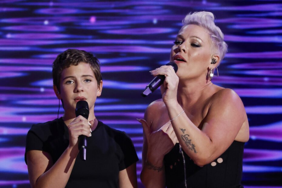 Pink se apresenta com filha Willow na Convenção Nacional Democrata de 2024 - Assista ao vídeo