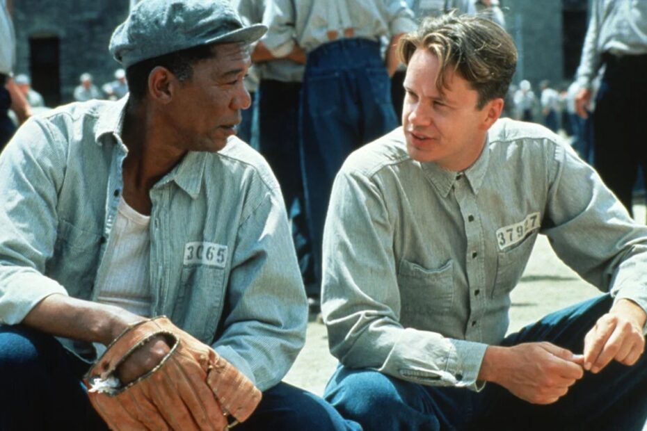 O filme "As Férias de Shawshank" (The Shawshank Redemption), lançado em 23 de setembro de 1994, está celebrando seu 30º aniversário e continua sendo uma das obras mais amadas e reverenciadas da história do cinema. Dirigido por Frank Darabont e com base na novela de Stephen King, "Rita Hayworth e a Redenção de Shawshank", a narrativa gira em torno de Andy Dufresne, um banqueiro condenado a duas penas de prisão perpétua pelo assassinato de sua esposa e de seu amante, mesmo afirmando sua inocência. 30 Anos de Shawshank: O Clássico que Continua em Alta