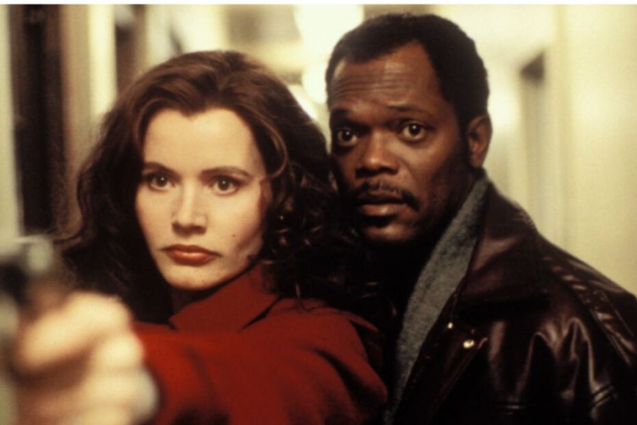 "The Long Kiss Goodnight" é um filme lançado em 11 de outubro de 1996, dirigido por Renny Harlin e estrelado por Geena Davis e Samuel L. Jackson. Nele, Geena Davis interpreta Samantha Caine, uma professora de escola primária que, após um acidente de carro, começa a recuperar memórias de sua vida passada como uma assassina altamente treinada conhecida como Charly Baltimore. A narrativa mistura ação, comédia, romance e emoções fortes, o que a torna uma produção única e peculiar. Ao lado de Samantha, Samuel L. Jackson vive Mitch Hennesy, um detetive particular que a ajuda a enfrentar os perigos que a ameaçam. A ação surpreendente de Geena Davis e Samuel L. Jackson