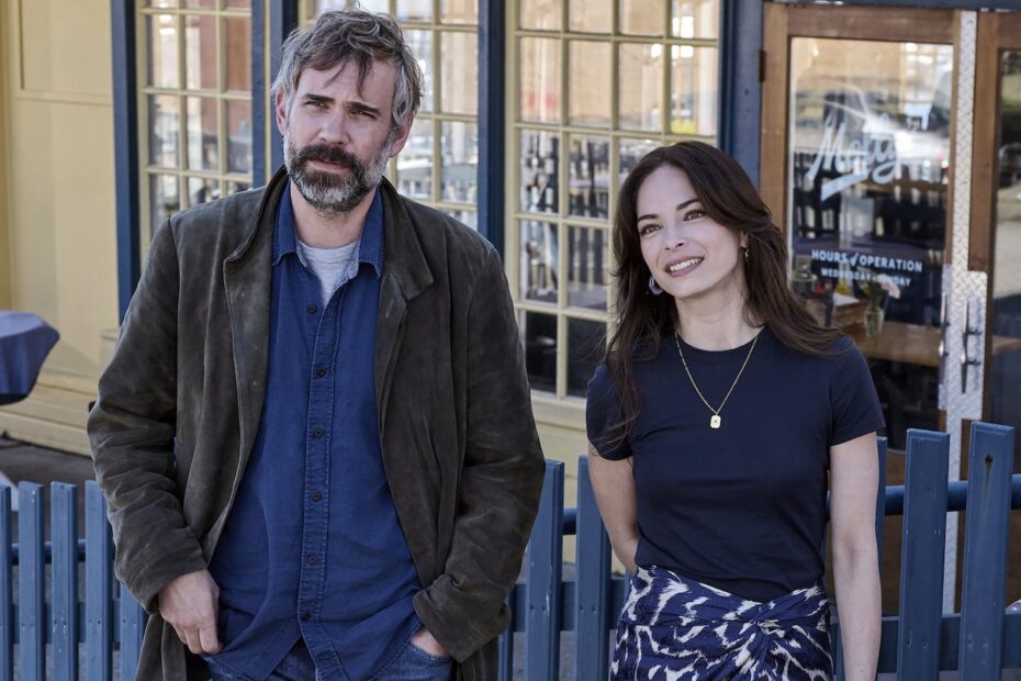 A estreia da nova série da Fox, "Murder in a Small Town", traz um misto de suspense e romance. A trama se concentra em um assassinato horrendo, mas o verdadeiro coração da série reside no relacionamento em desenvolvimento entre o chefe de polícia Karl Alberg, interpretado por Rossif Sutherland, e a bibliotecária local, Cassandra Lee, vivida por Kristin Kreuk. Amor e Mistério: Revelações em uma Cidade Pequena