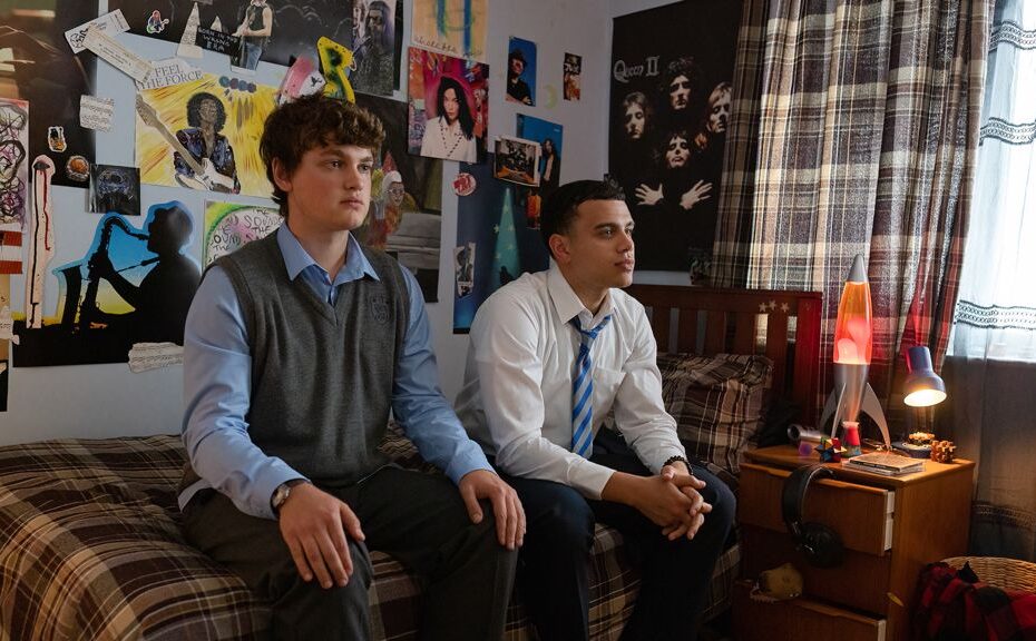 O novo filme "Bonus Track" recebe destaque com seu trailer, prometendo emocionar o público com uma história de amor e autodescoberta. A comédia romântica gay, escrita por Josh O'Connor, conhecido por seu papel em "Challengers", fez sua estreia no Reino Unido e chegará aos cinemas americanos em 11 de outubro de 2024, coincidentemente no Dia Nacional de Sair do Armário. Amor e Música em Bonus Track, Nova Comédia Romântica Queer