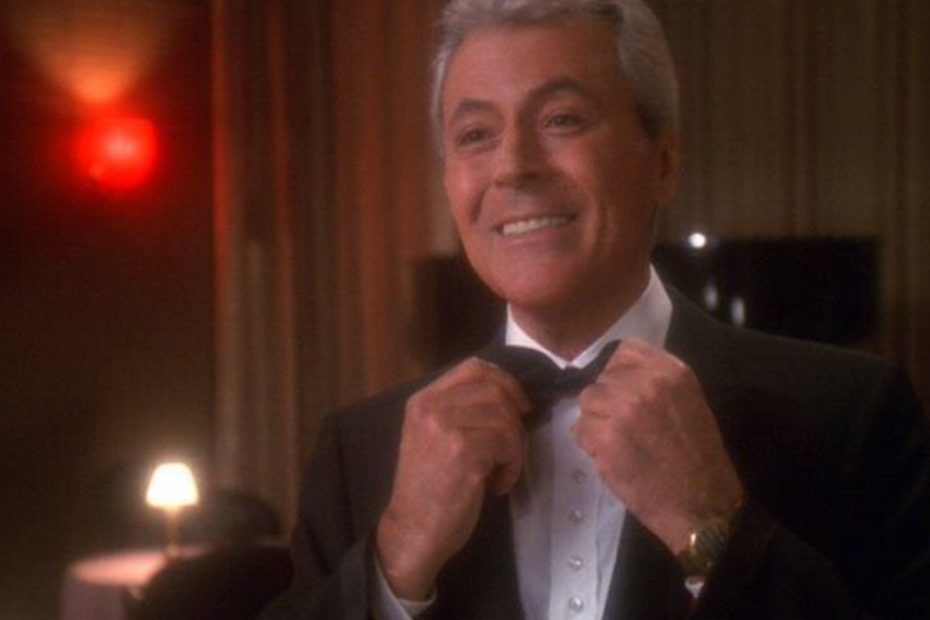James Darren, famoso pela sua atuação na série de televisão "Star Trek: Deep Space Nine" e pelo seu papel de Vic Fontaine, morreu aos 92 anos. Darren era conhecido por sua versatilidade como ator, cantor e diretor. Ele participou de vários episódios de "Star Trek: Deep Space Nine" durante as temporadas 6 e 7. Ator James Darren, de Star Trek: Deep Space Nine, falece aos 88 anos
