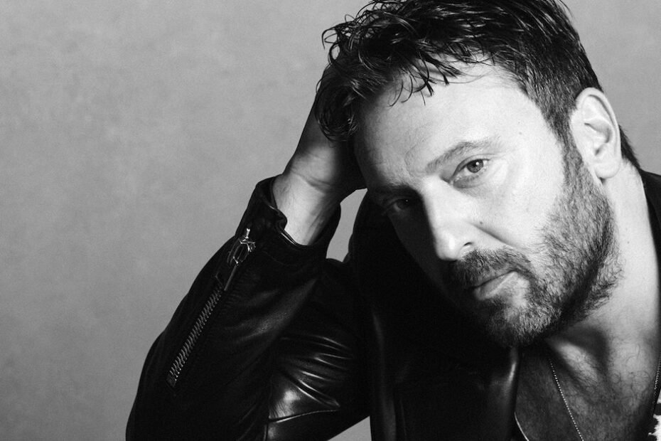 Cremonini celebra a nostalgia e anuncia tour em 2025