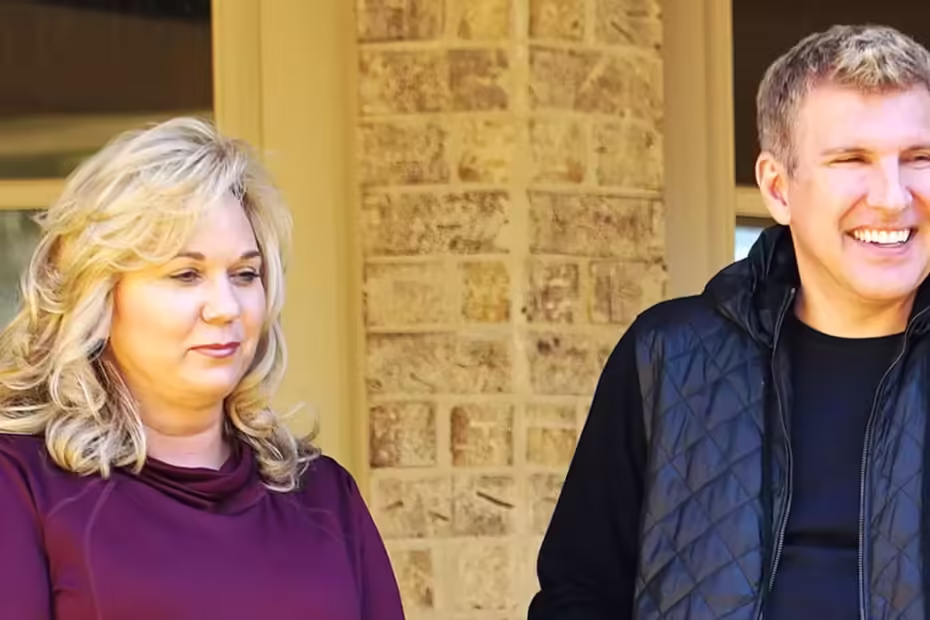 Julie Chrisley, conhecida por seu papel no reality show "Chrisley Knows Best", está passando por um momento delicado em sua vida. A audiência de re-sentença dela acontece nesta semana, e para tentar obter um resultado mais favorável após sua condenação por fraude, seus advogados apresentaram novos argumentos. Desdobramentos do Processo de Julie Chrisley e Seus Efeitos