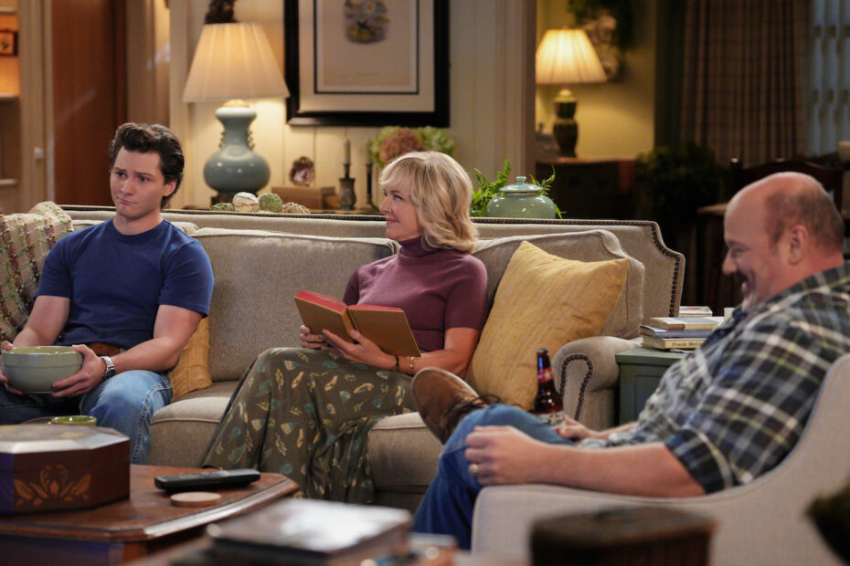 A nova série "Georgie & Mandy’s First Marriage", um spin-off de "Young Sheldon", está prestes a estrear na CBS no dia 17 de outubro de 2024. Este novo projeto vai mudar o formato para gravações em múltiplas câmeras, com uma audiência ao vivo, semelhante ao que se vê em "The Big Bang Theory". "Georgie & Mandy, o Spinoff de Young Sheldon, aborda a mudança de formato de câmera: de single-cam para multi-cam"