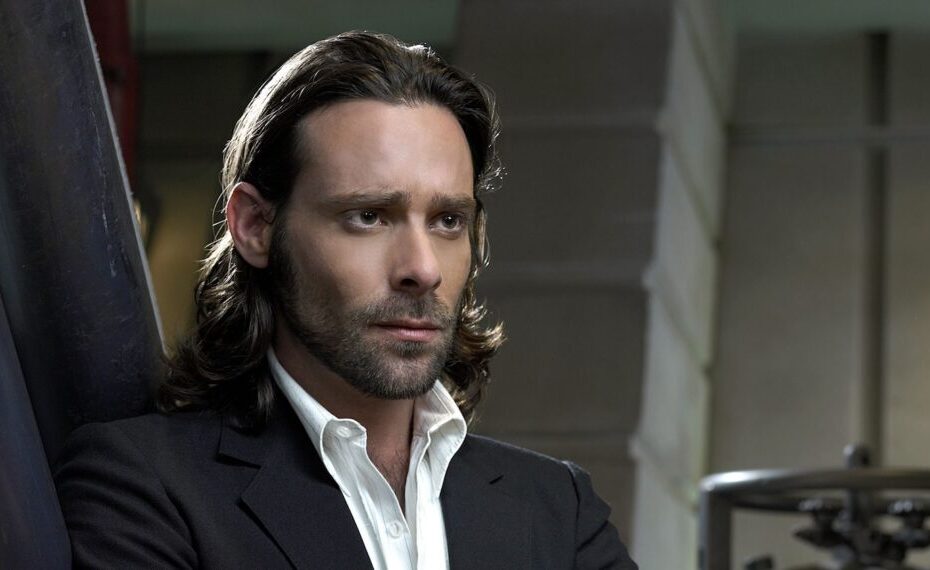 James Callis, conhecido por seu papel como Gaius Baltar na série "Battlestar Galactica", expressou sua falta de interesse em revisitar o universo da série, mesmo com rumores sobre um possível revival. "Não, eu não acho que sim", afirmou Callis, enfatizando que "fizemos nossa parte. Tivemos um momento incrível." James Callis e sua decisão de deixar Battlestar Galactica para trás