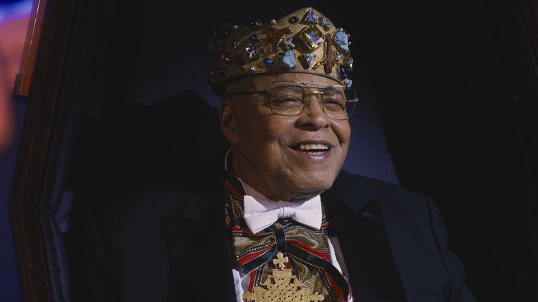 James Earl Jones, lendário ator e voz de Darth Vader e Mufasa, falece aos 93 anos.