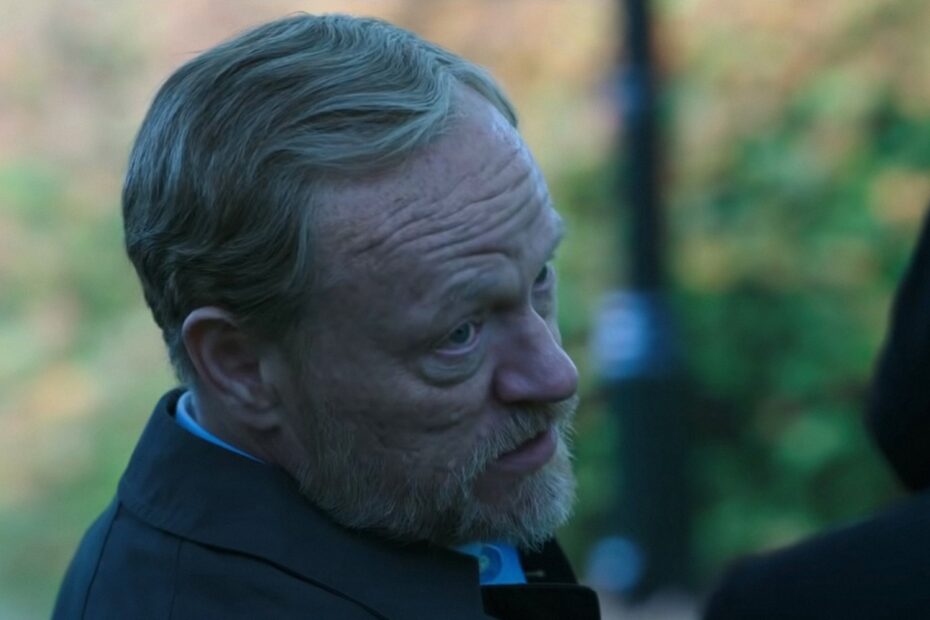Jared Harris compartilhou sua perspectiva sobre seu papel no filme "Morbius" (2022) da Marvel, afirmando que sua participação na produção foi motivada, em parte, por questões financeiras. Em uma entrevista recente, Harris explicou: "Eu tenho uma hipoteca para pagar, sabe? Às vezes você aceita certos trabalhos porque precisa ganhar dinheiro." Jared Harris revela motivo inusitado para papel em Morbius