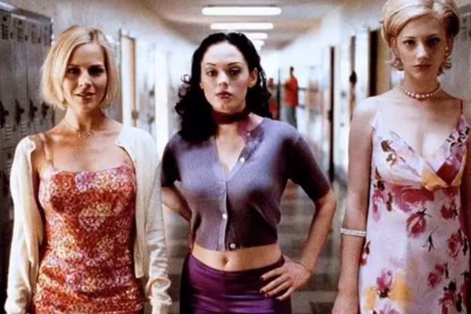 O filme "Jawbreaker", um clássico cult da comédia preta de 1999 estrelado por Rose McGowan e Judy Greer, está prestes a estrear em uma nova plataforma de streaming. A produção estará disponível no Peacock a partir de 1º de outubro. O filme, lançado no inverno de 1999, foi escrito e dirigido por Darren Stein e é inspirado pela icônica comédia sombria sobre adolescentes, "Heathers". "Jawbreaker" explora a crueldade e a depravação presentes na vida adolescente, envolvendo os espectadores em um ambiente colorido e vibrante, com uma trilha sonora repleta de pop indie dos anos 90. "Jawbreaker: O Cult Classic dos Anos 90 Chega ao Peacock"