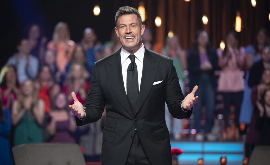 O programa "The Golden Bachelorette" tem se destacando e conquistando os corações do público, principalmente com a participação de Joan Vassos e seus pretendentes. A cada semana, novos suitors são eliminados, o que gera uma mistura de emoções entre risadas, lágrimas e momentos tocantes. A popularidade da série fez com que muitos espectadores se perguntassem: por que não criar um "Golden Paradise" para esses competidores mais velhos? Jesse Palmer Revela Novos Rumos para o Spinoff Golden Paradise