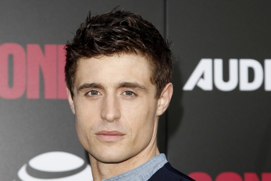 Max Irons interpretará Mycroft Holmes na série "Young Sherlock", que será exibida na Prime Video. O protagonista da série, Hero Fiennes Tiffin, dará vida ao famoso detetive Sherlock, apresentando uma versão jovem e reimaginada do personagem, que agora é um adolescente de 19 anos. Na trama, Sherlock é retratado como um jovem "desgraçado" e "sem filtros", que se envolve em um enigmático mistério de assassinato na Universidade de Oxford, o que poderá ameaçar sua liberdade. O detetive terá que enfrentar sua primeira investigação em meio a uma "conspiração global" que mudará sua vida. Max Irons será o jovem Mycroft em "Sherlock Holmes", e Thalia é escolhida para o elenco de "Percy Jackson"