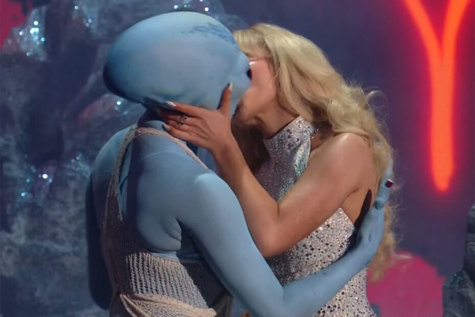 Sabrina Carpenter Brilha com Performance Extraterrestre na VMA 2024