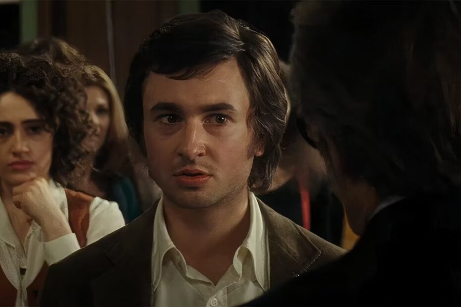 O novo filme "Saturday Night", dirigido por Jason Reitman, estreou em um número limitado de cinemas neste final de semana e já está fazendo história ao quase quebrar um recorde de bilheteira doméstica. O longa, que retrata os minutos que antecedem a primeira transmissão do icônico programa "Saturday Night Live", foi recebido com críticas positivas, especialmente por sua estreia no Festival de Cinema de Telluride. "Sucesso do Filme Saturday Night em Estreia Limitada"