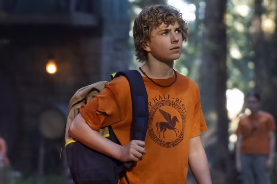 A segunda temporada de "Percy Jackson e os Olimpianos" está se preparando para uma grande estreia, pois acaba de escalar Thalia Grace, uma das personagens mais importantes da saga. Thalia, filha de Zeus, será interpretada por Tamara Smart, conhecida por seus papéis em "Resident Evil", "Wendell & Wild", "A Babysitter's Guide to Monster Hunting" e "The Worst Witch". A inclusão de Thalia no elenco promete trazer novos desafios e aliados para Percy e seus amigos. Thalia Grace chega para agitar a segunda temporada de Percy Jackson